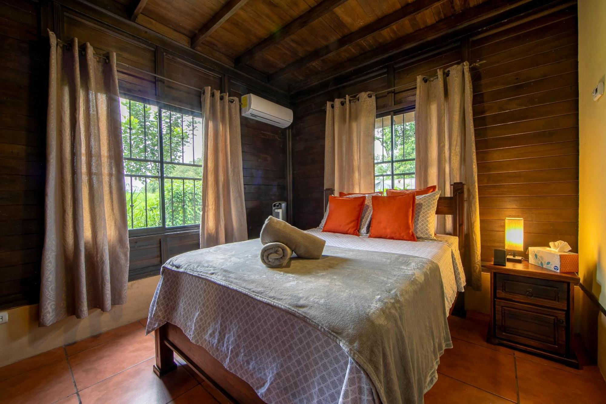 The Toucan Nest - Ac, Gated & Pool Holiday home La Fortuna